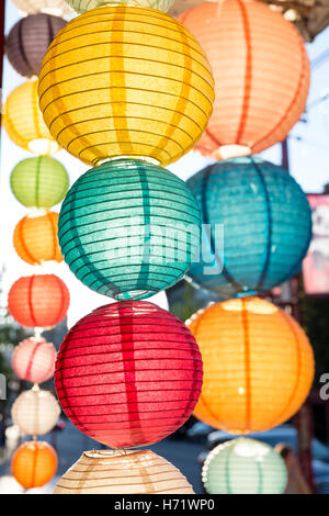 Vancouver, Canada : Rangées de lanternes de papier coloré le long E Pender Street dans le quartier chinois. Banque D'Images