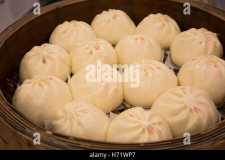 Vancouver, Canada : porc à la vapeur brioches dans un restaurant le long E Pender Street dans le quartier chinois. Banque D'Images