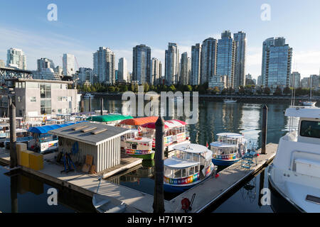 Vancouver, Canada : Aquabus taxis d'eau amarré au port de plaisance de Granville Island. Banque D'Images