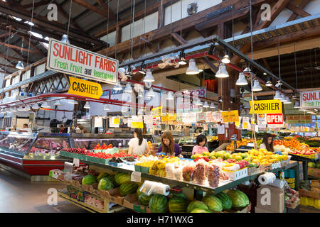 Vancouver, Canada : produits frais de vente à la lumière du soleil les fermes de Granville Island Public Market. Banque D'Images