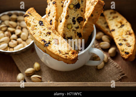 Biscotti fait maison dans une grande tasse Banque D'Images