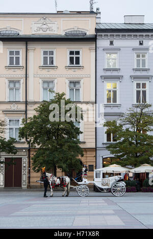 Cracovie, Pologne - 27 octobre 2016 : transport de chevaux attendent des passagers sur la place du marché principal de Cracovie. Banque D'Images