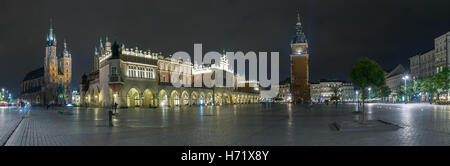 Une exposition longue, large vue panoramique sur la place du marché au centre de la vieille ville de Cracovie, Pologne. Banque D'Images
