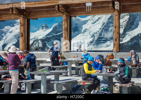 Diners et refections montagne Berghaus Diavolezza, en près de St Moritz. Alpes Berniner, Grisons, Suisse. Banque D'Images