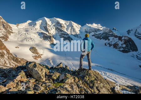 Randonneur à au Piz Palu de Diavolezza. Alpes Berniner, Grisons, Suisse. Banque D'Images