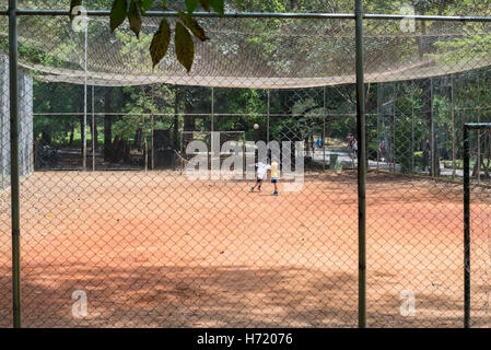 Sao Paulo, Brésil - 15 octobre 2016 : les enfants jouent au football à l'Aclimacao Park à Sao Paulo, Brésil. Banque D'Images