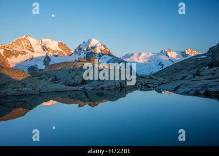 Reflet de lune sur le Piz Bernina et Piz, Rosbeg Fuorcla Surlej, silvaplana. Alpes Berniner, Grisons, Suisse. Banque D'Images