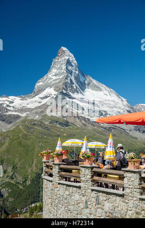 Buffet Bar Sunnegga sous le Matterhorn, Zermatt, Valais, Alpes valaisannes, Suisse. Banque D'Images