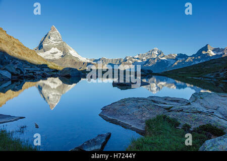 Matterhorn reflétée dans l', Riffelsee Alpes Pennines, Zermatt, Valais, Suisse. Banque D'Images