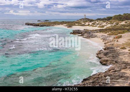 Ciel nuageux au-dessus du bassin, Pinky Beach et phare de Bathurst à Rottnest Island, près de Perth en Australie occidentale. Banque D'Images