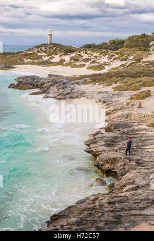 Ciel nuageux au-dessus du bassin, Pinky Beach et phare de Bathurst à Rottnest Island, près de Perth en Australie occidentale. Banque D'Images