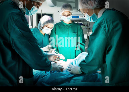 L'équipe de chirurgiens durant une opération chirurgicale Banque D'Images