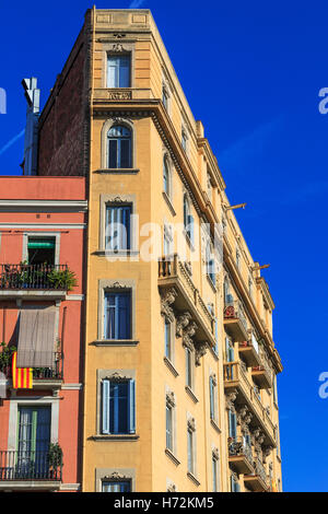 Belle maison ancienne sur un fond de ciel bleu Banque D'Images