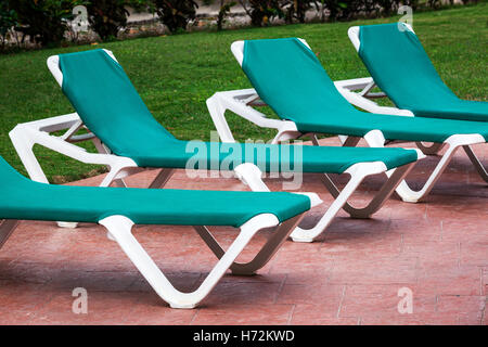 Chaises longues sur une journée nuageuse sur le carreau Banque D'Images