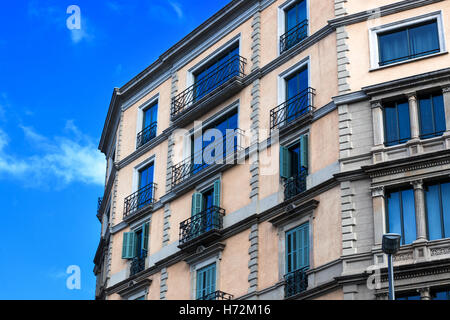 Belle maison ancienne sur un fond de ciel bleu Banque D'Images