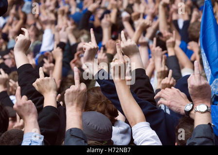 Les fans de football, montrant leur doigt moyen Banque D'Images