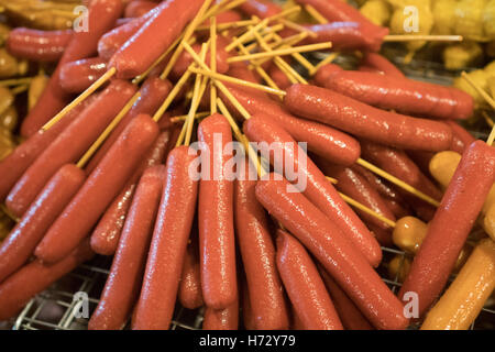 Saucisses thaï sur stick isolé sur la cuisinière au marché alimentaire Banque D'Images