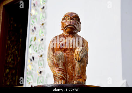 Sculpture sur bois de style thaï traditionnel en bois d'animaux comme l'un des 12 smokey zodiaque dans l'église de temple en Thaïlande et cet art decorat Banque D'Images