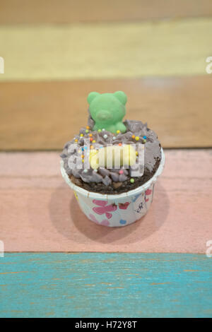 Gros plan du dessert thaï mini cupcake isolé sur fond en bois coloré Banque D'Images