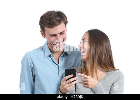 Happy friends laughing et regarder un téléphone intelligent Banque D'Images