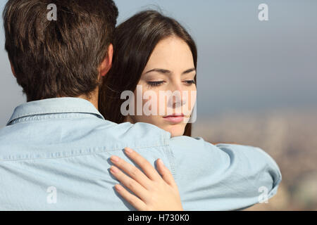 Sad woman hugging son petit ami problèmes couple Banque D'Images