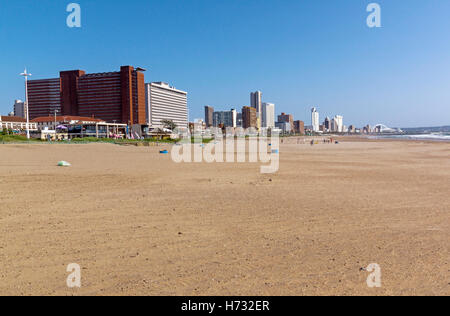 Plage vide contre paysage Ville Golden Mile à Durban, Afrique du Sud Banque D'Images