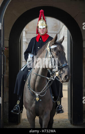 Londres - le 31 octobre 2016 Queen's Life : Canada Garde côtière canadienne de la Household Cavalry se tient dans une arche face à Whitehall. Banque D'Images