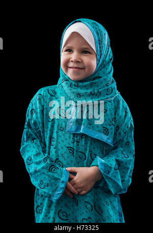 Adorable petit jeune musulmane sur fond noir Banque D'Images