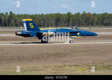 NAS Pensacola Florida USA Blue Angels FA 18 Hornet jet se préparer à décoller à leur base de Pensacola Banque D'Images