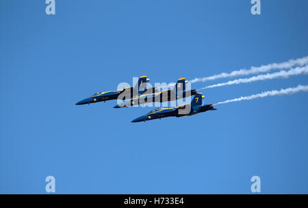 NAS Pensacola Florida USA Blue Angels FA 18 Hornet canadiens en vol au dessus de leur base de Pensacola Banque D'Images