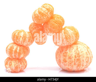 Tangerines pelées isolé sur fond blanc Banque D'Images