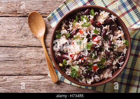 Riz aux haricots rouges et légumes dans un bol sur la table horizontale vue du dessus. Banque D'Images