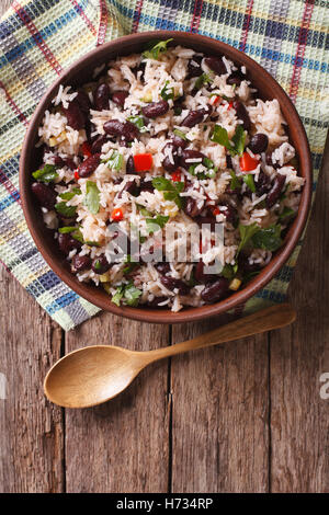 Riz aux haricots rouges et légumes dans un bol sur la table. vertical Vue de dessus Banque D'Images