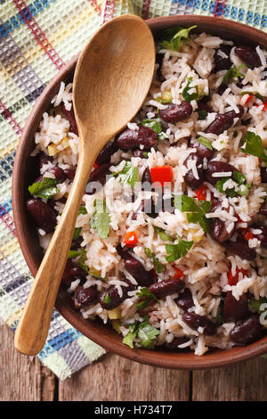 Riz aux haricots rouges dans un bol sur la table. vertical Vue de dessus Banque D'Images