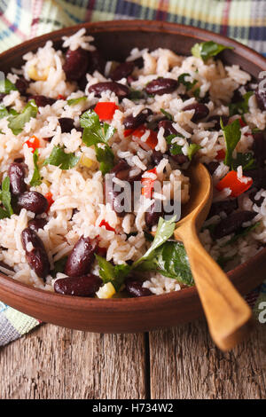 Riz aux haricots rouges et la coriandre dans un bol sur la table. vertical Banque D'Images