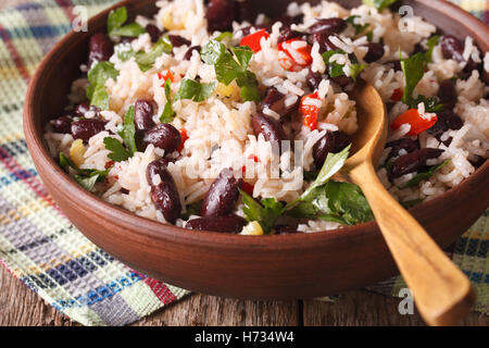 Riz aux haricots rouges et autres légumes dans un bol sur la table horizontale. Banque D'Images