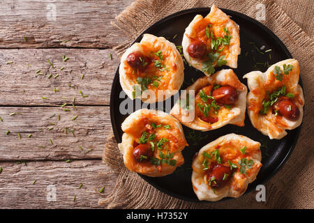 Muffins farcis de fromage et de saucisses sur une assiette. Vue du dessus horizontale Banque D'Images