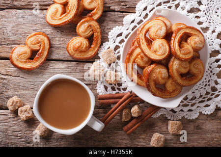 Café avec du lait et des biscuits palmiers sur la table. Vue du dessus horizontale Banque D'Images