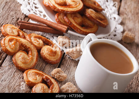 Les cookies de pâte feuilletée palmiers et de café au lait sur une table horizontale, Banque D'Images