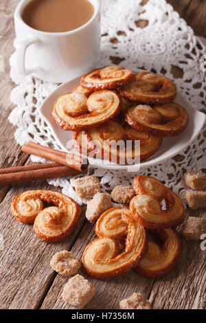 Cookies palmiers et de café au lait sur une table, vertical Banque D'Images