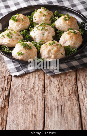 Des boulettes de persil sur la plaque sur la table verticale. Banque D'Images