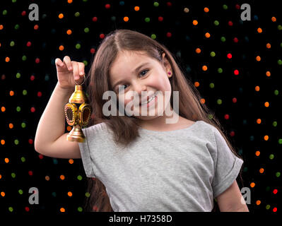 Petite fille douce célébration avec Ramadan Lantern Banque D'Images