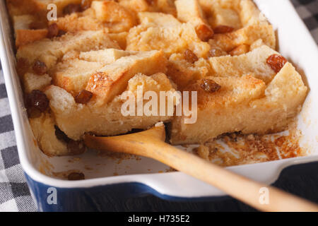 Pouding au pain traditionnel avec des raisins macro dans le plat de cuisson horizontale. Banque D'Images