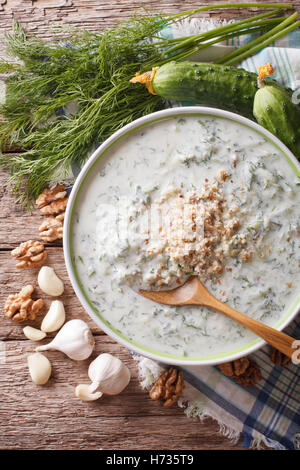 Soupe froide tarator close up dans un bol et les ingrédients sur la table. vertical Vue de dessus Banque D'Images