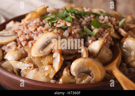 La bouillie de sarrasin aux champignons et oignons dans un bol close-up horizontale. Banque D'Images