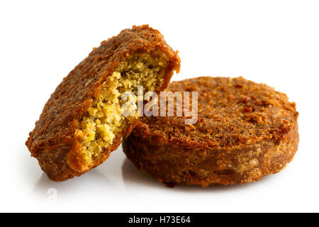 Deux morceaux de falafel isolé sur blanc. Banque D'Images