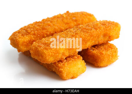 Quatre golden fried fish fingers empilés sur blanc. Banque D'Images