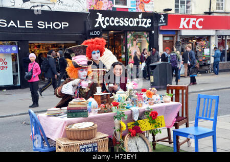 London, UK, 1/4/ 2016, Mad Hatters Tea party buskers brésilien à Camden Town posent pour des photos avec les touristes Banque D'Images