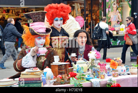 London, UK, 1/4/ 2016, Mad Hatters Tea party buskers brésilien à Camden Town posent pour des photos avec les touristes Banque D'Images