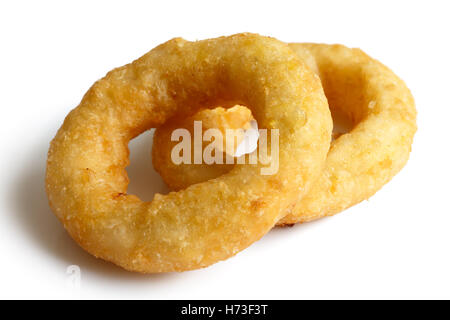 Deux oignons frits ou Anneaux de calamars isolé sur blanc. Banque D'Images